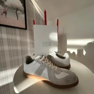 Maison Margiela  - Maison Margiela säljer dessa skor för dem inte passar min stil längre. Jag har använt dem 5 gånger men det är bara vid snöret som man ser användningen. Riktigt fina skor dem passar jätte bra och är köttet sköna på ens fot. 