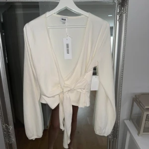 Blus - En jättefin blus med knyte från Bubbleroom, inte kommit till användning. Lappar kvar 🌸