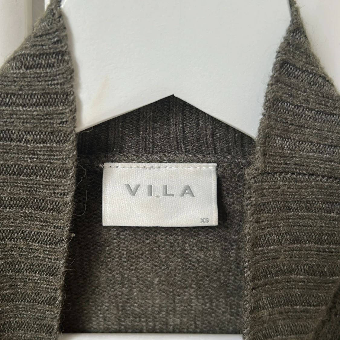 Mörkgrön stickad polotröja från VILA - 4