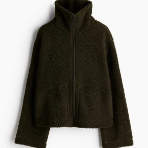 Grön teddyjacka från HM - Säljer den trendiga och super mysig gröna teddyjackan från HM🤍Jackan är i storlek M men passar mig perfekt som har S i kläder. Den är lite oversized vilket gör den mysig men samtidigt inte för stor. Skriv för egna bilder💕