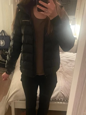 Svart Peak Performance pufferjacka S - Säljer en svart pufferjacka från Peak Performance i storlek S till tjejer. Jackan har huva och dragkedja framtill. Perfekt för vintern! Skriv om du vill ha fler bilder! 💗