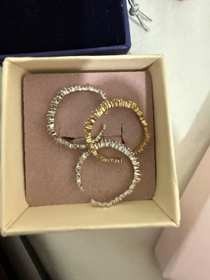 Lily and rose justerbara ringar - Ringar i silver och guld med glittriga stenar, en av silver ringarna har tappat en sten. Alla för 150 o dessutom så får man en present på köpet💕