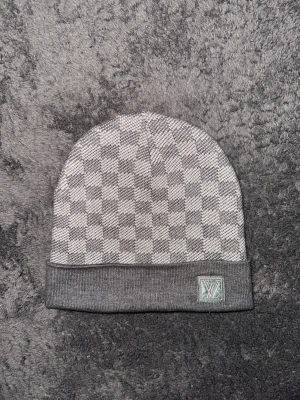 Grå LV-Mössa - Aldrig använd Lv-Mössa, saknar tag. Köpt för 849kr, säljer för 249kr. Ställ gärna frågor! Pris kan diskuteras vid snabba affär.    *Ej Äkta Lv*