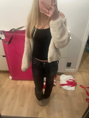 Svarta jeans från Gina tricot  - Säljer de här jeansen från Gina då de inte riktigt kommer till användning längre. 💞