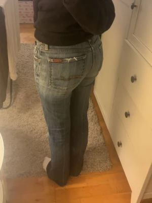 Blå bootcut jeans från 7 for all mainkind  - Säljer mina jeans då det är för små för mig💗