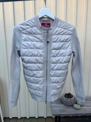 Parajumpers cardigan - Sitter jättesnyggt och är hel och fin. Har tyvärr vuxit ur den och hoppas någon annan får känna sig fin i den. 