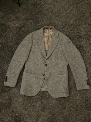 Stickad kavaj från Morris  - Nästan helt ny stickad kavaj från Morris. Nypris 5500kr använd en enda gång. Storlek 50. Ull 