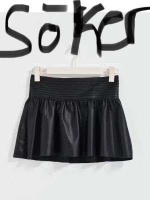 !SÖKER! Svart skinnskjol från gina  - Jag söker en svart kjol från gina i storlek S hör gärna av er om ni säljer en💓💓