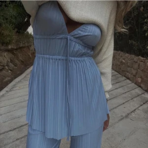 Zara Blå Plisserad Topp - Säljer denna blåa plisserade toppen ifrån zara❤️.