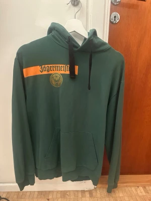 Hoodie - Jägermeister - Snygg Jägermeister Hoodie. Använd enstaka gång. Storlek M men aningen liiiite åt S hållet.