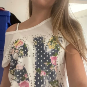 2000s ”open back” topp vintage  - Supersnygg t-shirt vintage, storlek s/m, jag bär vanligtvis storlek xs så det är en tight modell egentligen. Ingen aning om varumärke 