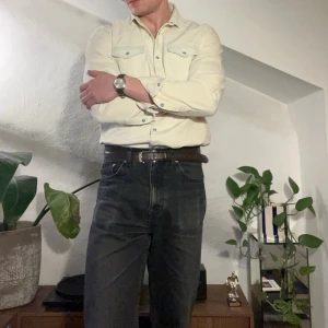 Vit westernskjorta från Scotch & Soda - Vit/krämvit westernskjorta från Scotch & Soda. Snygga blåa (?) tryck-knappar. Bröstfickor på varje sida med samma tryckknappar. 100% bomull. ”Normal” passform!