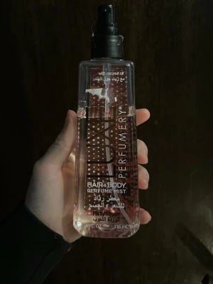 Hair & Body Perfume Mist - Fräsch mist för hår och kropp med ko. Volym: 236 ml. Perfekt för dig som vill ha en enkel och snabb uppfräschning under dagen.