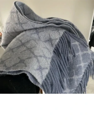 Söker Malene Birger halsduk ortega ljusblå - Söker 