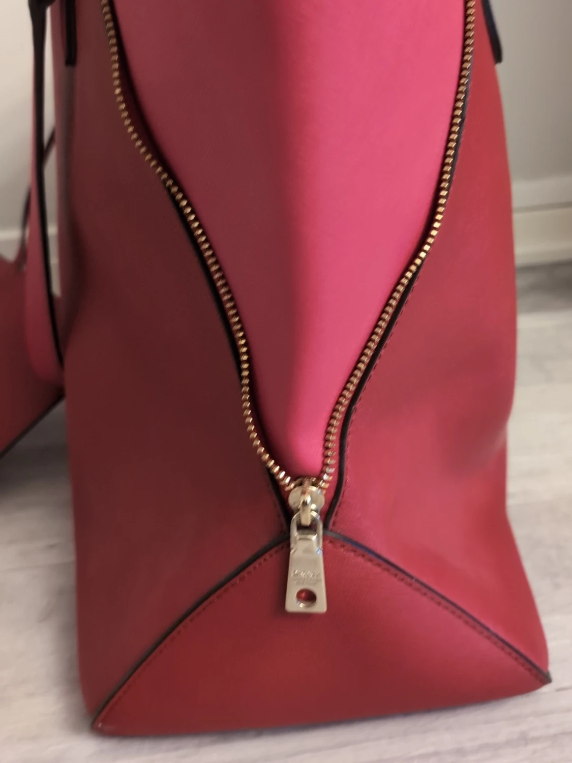 Röd axelväska från DKNY med dragkedja - 1