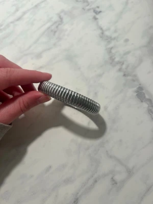 Retro Ribbad Bangle från mockberg - Säljer detta skit snygga ribbade armband för har 2. Det är från Mockberg och nu pris är 1300kr