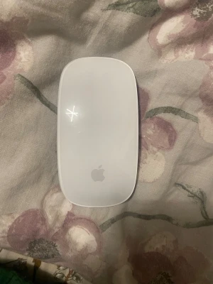 Apple Magic Mouse 2 - Snygg och stilren Apple Magic Mouse 2 i vitt och aluminium. Trådlös Bluetooth-mus med touchyta för smidig navigering. Mycket gott skick, inga synliga repor eller skador. Perfekt till MacBook eller iMac för en sömlös Apple-upplevelse.kartongen kommer med! 