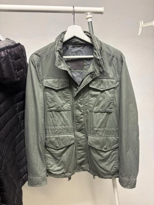 Massimo Dutti Fieldjacket  - Storlek IT48 passar s/m Liten ” glans ” som lossnat inget stort - I övrigt fint skick  Passar S - Jag är 182 väger 75 kg lite liten 
