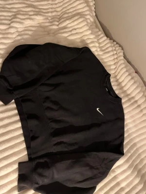 Nike sweatshirt  - Säljer en snygg oversize Nike sweatshirt. Perfekt för både vardag och hemmakväll. Säljer för den ej kommer till användning☺️