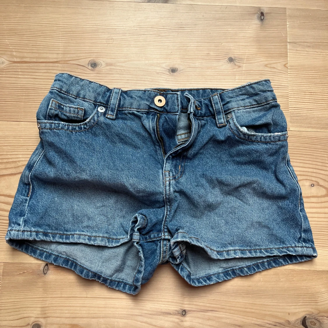 blåa jeansshorts - 1