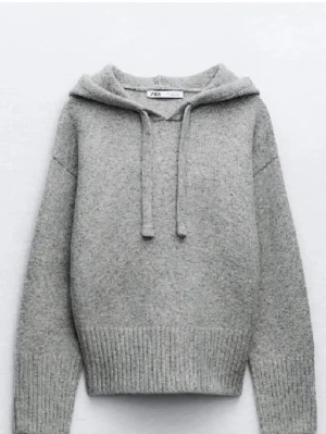 Zara hoodie - Stickad hoodie från Zara! Jättar bra skick 