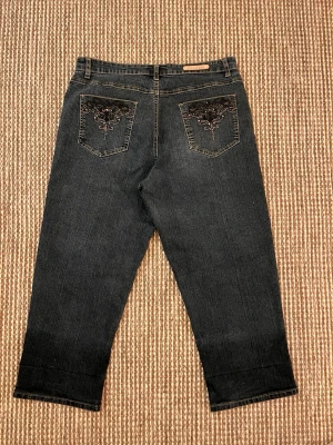  jeans med diamantdetaljer - Blå oversized baggy jeans från CosJeans med diamantdetaljer på bak & framfickorna. Ett fåtal av diamanterna har åkt av men inget som syns