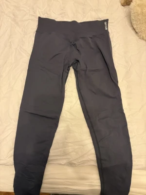 Impact tights från dfyne - Säljer ett par tights från dfyne i färgen Slate Grey i storlek L, dom är helt oanvända då jag råkat beställa fel storlek. Modellen är impact 