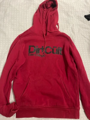Dirtcult Hoodie  - En röd dirtcult hoodie, superfint skick!