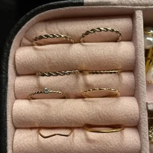 Set med 8 guldringar - Säljer ett set med 8 guldringar för bra pris. Inte använda. Säljer andra smycken för mycket bra pris!