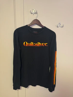 Quicksilver Tröja - Marinblå Quicksilver långärmad T-shirt i storlek S. Endast använd fåtal gånger.
