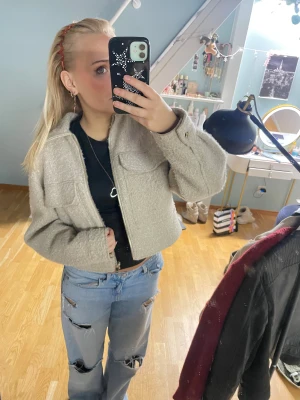 Beige teddyjacka med dragkedja - Säljer en beige teddyjacka med croppad passform och stora bröstfickor 💖 jättebra skick, knappt använt 