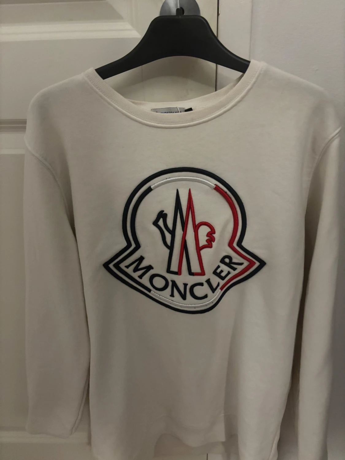 Vit sweatshirt från Moncler med stor logga