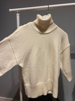 Finstickad polotröja - Snygg beige polotröja med bred ribbad krage och muddar från H&M i stl XS! 