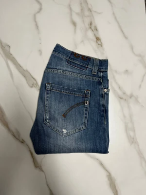 Dondup jeans - Riktigt feta Dondup jeans med slitningar . Inga defekter och riktigt bra skick, storlek 33. 41cm midjemått och 104cm i längd. Modell Ramones. Skriv vid frågor!✅