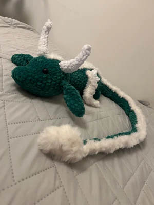 Stor virkad drake  - Virkad av mig, kan även göra annat på beställning!🤍