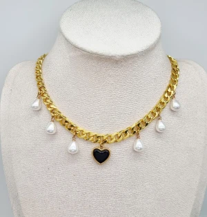 Guldpläterat halsband med hjärta  - Material-rostfritt stål.  Nickel fri.  Kedjetjocklek-8mm