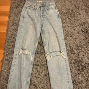 Jeanse från Gina  - Jättefina ljusa jeanse från Gina med hål på knäna. Mycket bra skick! 