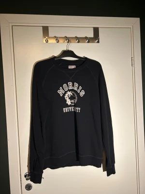 Morris crewneck - Mörkblå Morris crewneck, använd 2-3 gånger. Stilren och passar till allt. Pris ej hugget i sten och ställ gärna frågor!