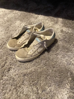 Philipe model - Philippe model junior skor köpte från farfetch. Box följer med. Ganska bra skick då de är använda i två år. Snörning sker vid köp