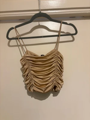 Beige croppad topp, Amisu - Tvättråd: 30°