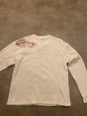 Off white derschutze tröja - Jag säljer en vit derschutze tröja helt oanvänd i storlek S