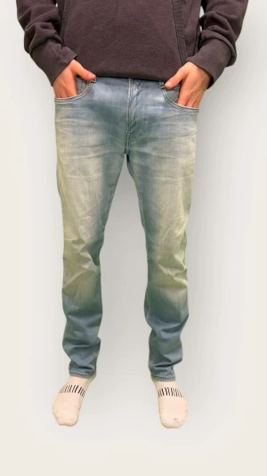 Replay Anbass Jeans - Hej! Säljer dessa väldigt populära och snygga Replay Anbass Jeans | Storlek: W32/L32 | Skicket är mycket bra, inga tydliga tecken på användning | Modellen är 185 och väger 65kg | Pris kan diskuteras! | Hör av dig vid intresse eller minsta fundering!