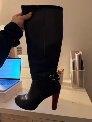 Svarta stövlar  - Stövlar från hush puppies, i mocka och läder! Storleken är 38 men skulle säga att de passar 37 och inte 38. 