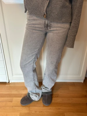 Ljusgrå jeans  - Sjukt snygga grå jeans från BilBok! Nästan aldrig använda! 🥰