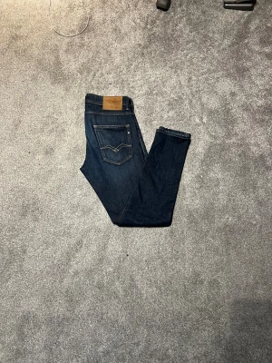 Replay Willbi 30/32 - Replay Willbi Regular Slim Fit 30/32, oanvända. Prislapp ej kvar. Fråga gärna vid funderingar! Priset är ej satt i sten. 