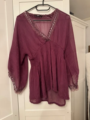 Lila glittrig genomskinlig blus - Genomskinlig lila/vinröd? blus från Gina Tricot med glittriga detaljer och vida långärmar💕