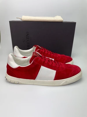 Valentino flycrew  - December Rea! Valentino skor, hör av dig vid frågor. 46 passar 45-46. Ovanligt små i storleken 