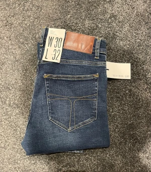 Helt Nya Tiger of sweden jeans - Tiger of sweden i modellen Evolve! Mest underskattade jeansen på marknaden. Skick: 10/10 Alldrig tidigare använda, alla taggar på!       Ny pris:1900kr Säljs för:375kr
