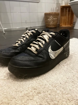 Nike custom - Nike custom skor storlek 43 i okej skick har använt dom lite för ett tag sen men nu har dom bara stått dom är väldigt fina fortfarande