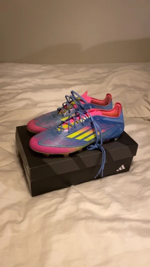 Adidas F50 elite - Säljer ett par Adidas F50 Speed fotbollsskor (storlek 42) i en riktigt fet färgkombo. Säljer eftersom modellen inte passar min fot. Skorna har blivit använda en gång på fotbollsplan. Jag är öppen för mindre pris eller byten.